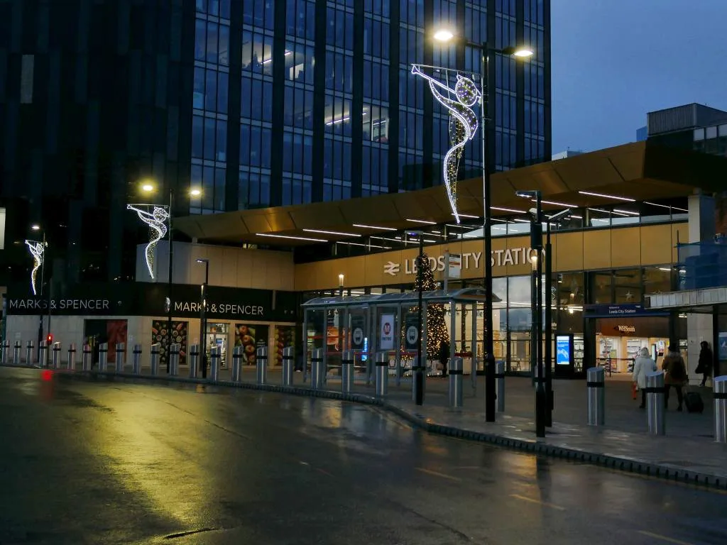 Christmas angels at Leeds station - geograph.org.uk