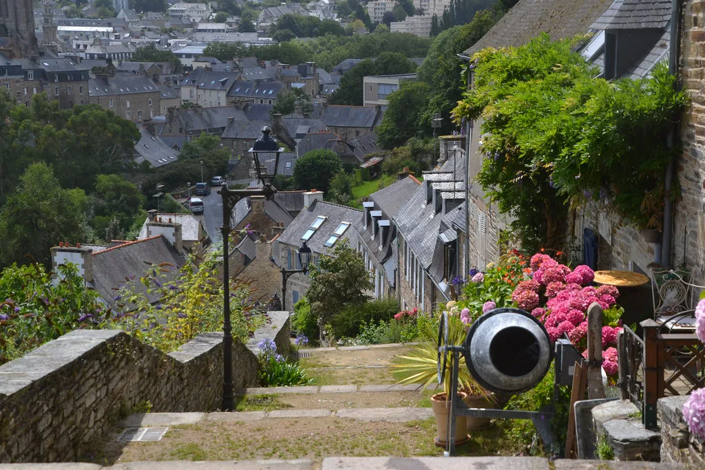 du haut des marches de Brelevenez, France