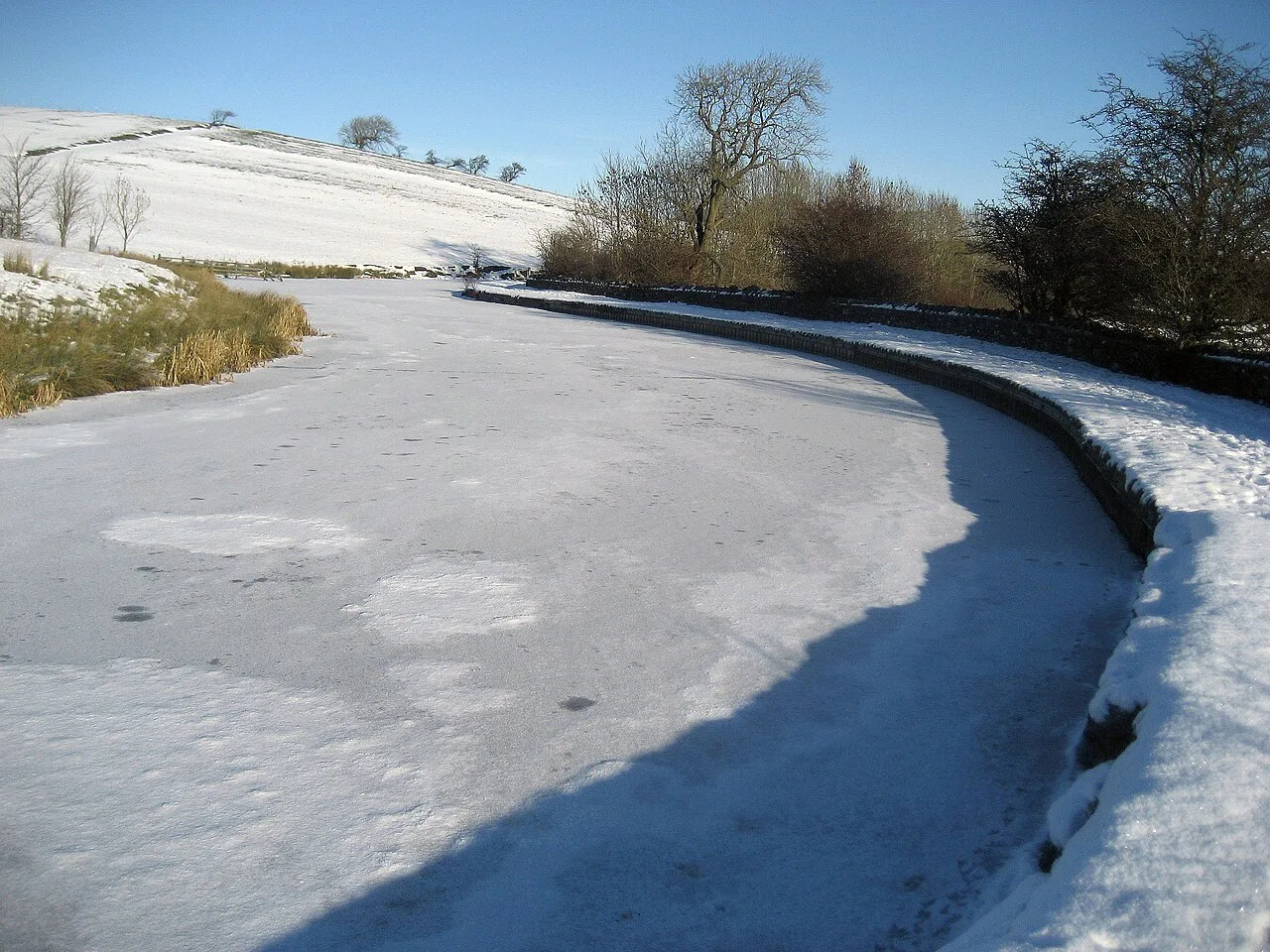 Leeds Liverpool Canal in Winter - geograph.org.uk