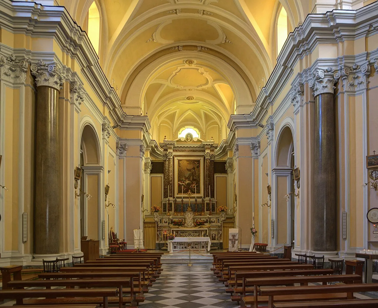 Chiesa di San Francesco d'Assisi navata (Sorrento)