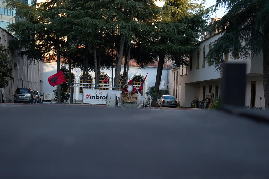 Mbro Teatrin!, Tirana